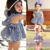 Vestido rayado azul con blanco sin mangas y cubrepañal de la misma tela con vuelos