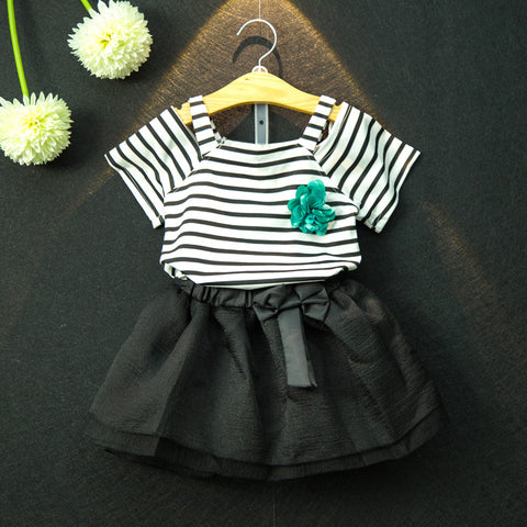 Estiloso y rockero conjunto polera rayada y falda Tutu