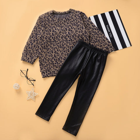 Topísimo sweater estampado animal print y calzas cuerina forradas