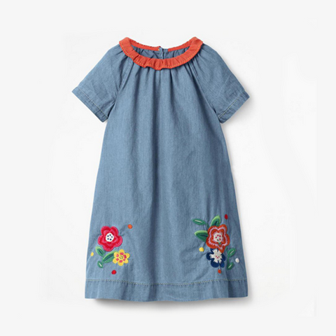 Vestido de jeans preciosa caída con detalles de flores bordadas en ruedo