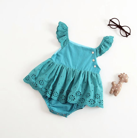 Bello enterito con encajes tipo vestido, con broches inferiores 100% algodón