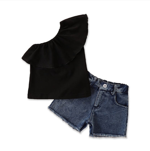 Conjunto polera negra un solo hombro y short de jeans