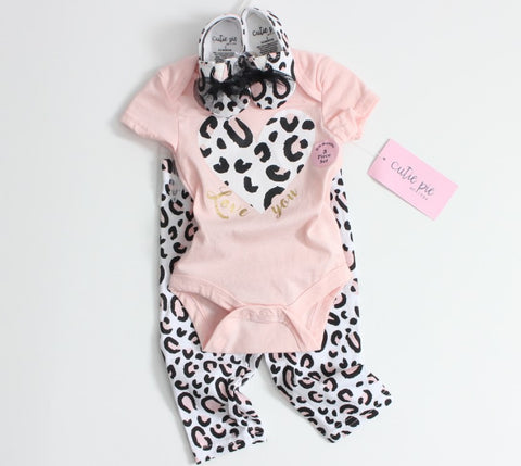 Conjunto tres piezas recién nacido, diseño animal print, incluye alpargatas, todo 100% algodón