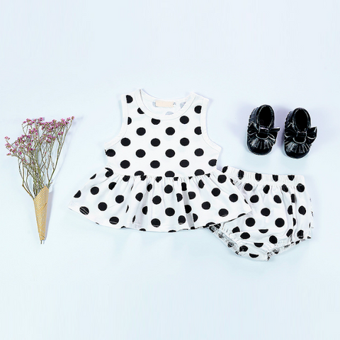 Hermoso vestido lunares blanco y negro, con calzón de vuelos de la misma tela