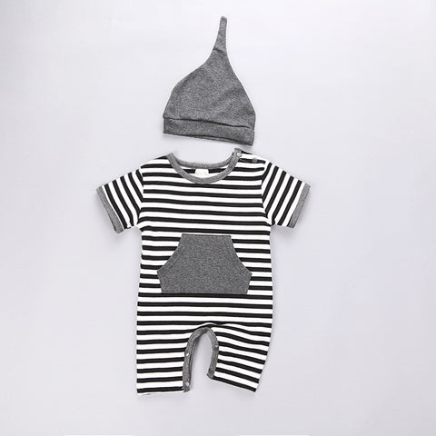 Enterito y gorrito 100% algodón manga corta, tonos negro y blanco.