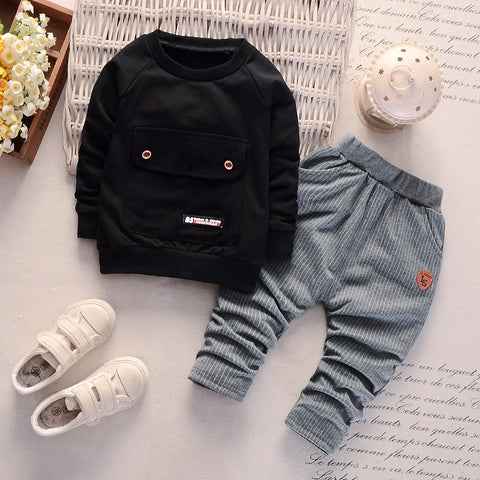Conjunto dos piezas, pantalón con pretina elasticada y polerón negro, todo 100% algodón