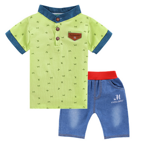Conjunto casual dos piezas, polera 100% algodón color verde con diseños y short de jeans