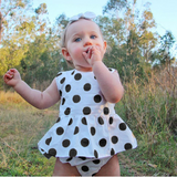 Hermoso vestido lunares blanco y negro, con calzón de vuelos de la misma tela