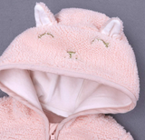 Chaqueta corderito de lana rosada forrada con cierre y diseño animalito