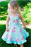 Vestido elegante y precioso, turqueza con flores grandes