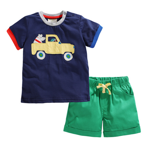 Conjunto niño multicolor, short verde y polera con diseños. Todo 100% algodón