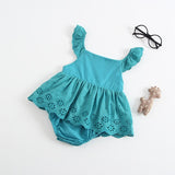 Bello enterito con encajes tipo vestido, con broches inferiores 100% algodón